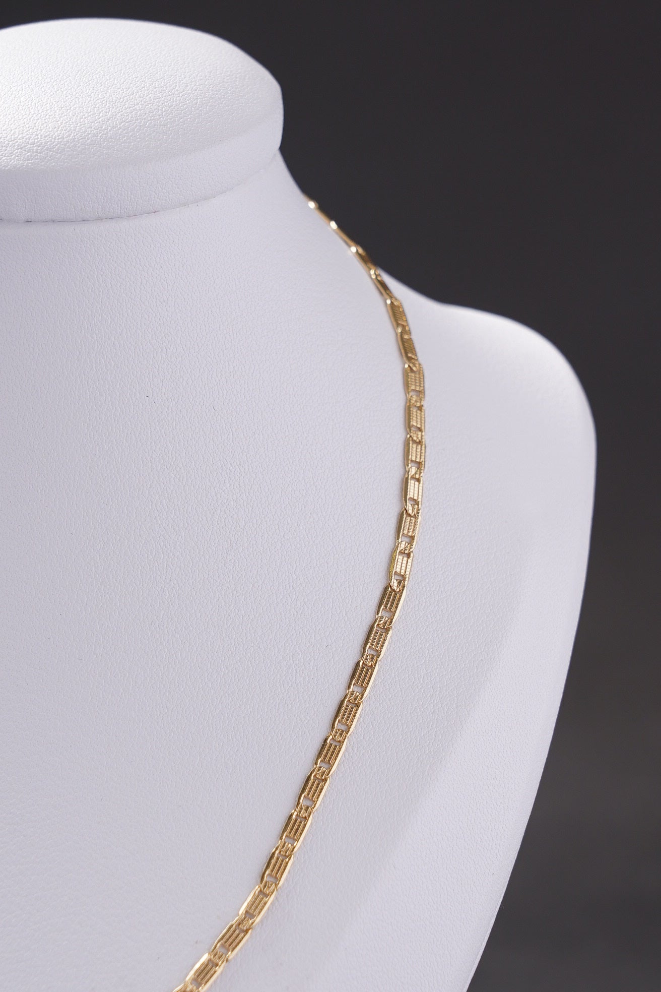 cadena escalera tallada