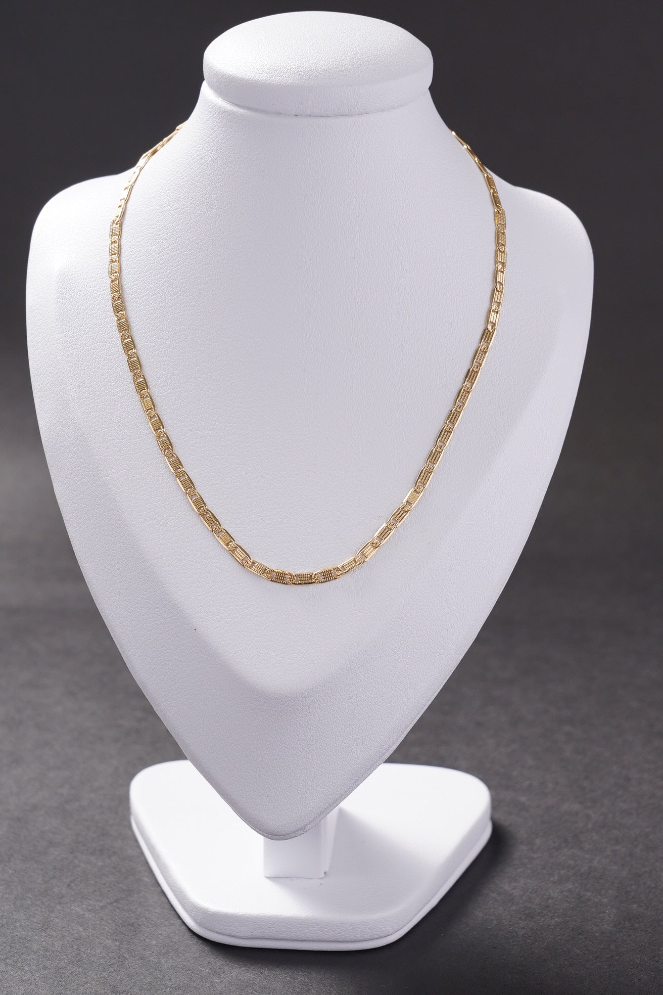 cadena escalera tallada